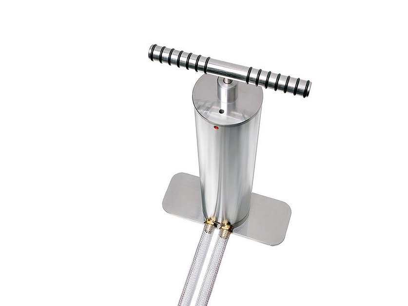 Hand-operated transfer pump with baseplate and twin connections, 3000 ml (060413_1, LEITENBERGER)