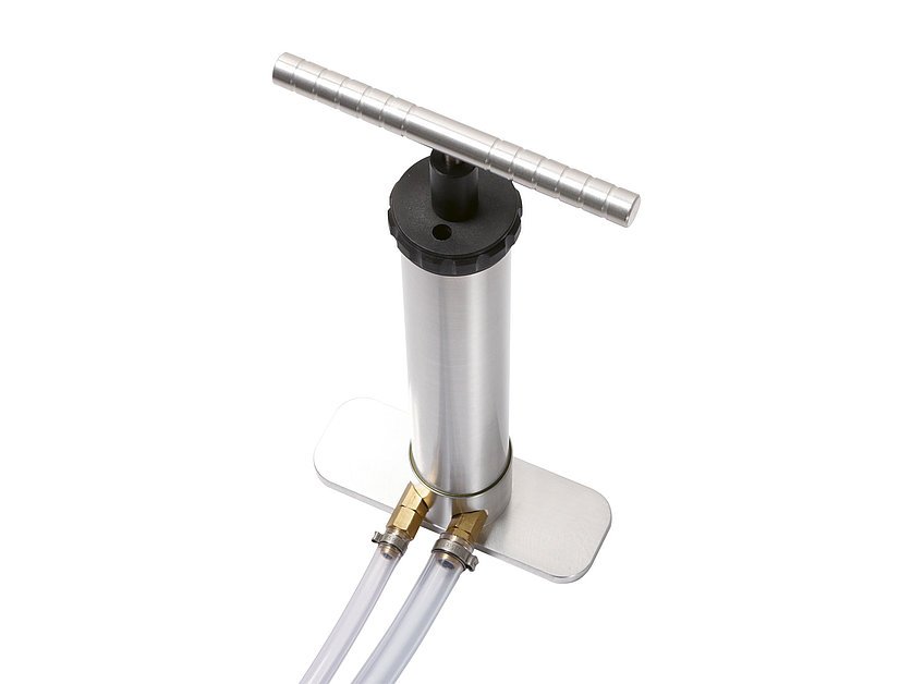 Hand transfer pump with foot plate and double connection for engine/transmission oil, coolant, diesel, 600 ml (060412_3, LEITENBERGER)