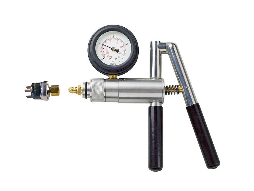 Pressure and vacuum pump for mobile testing of low pressure switches (060107_2, LEITENBERGER)