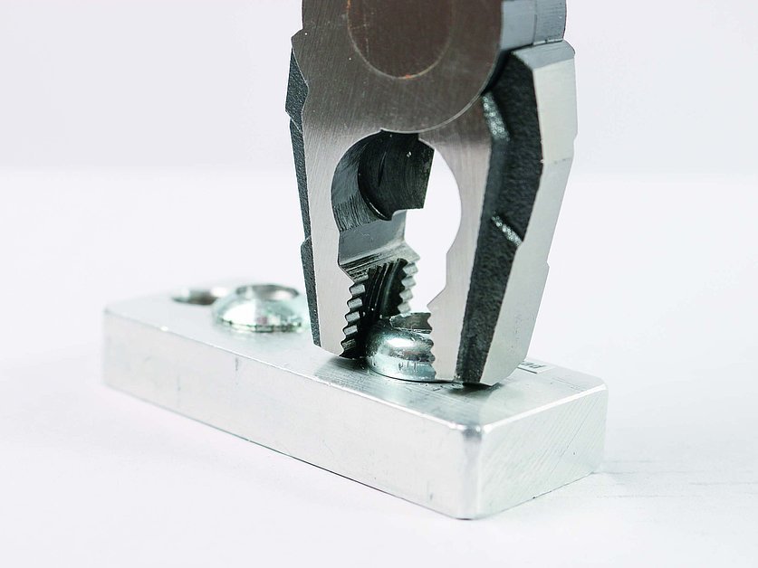 Robust combination pliers for easy loosening of damaged screws (400130_1, LEITENBERGER)