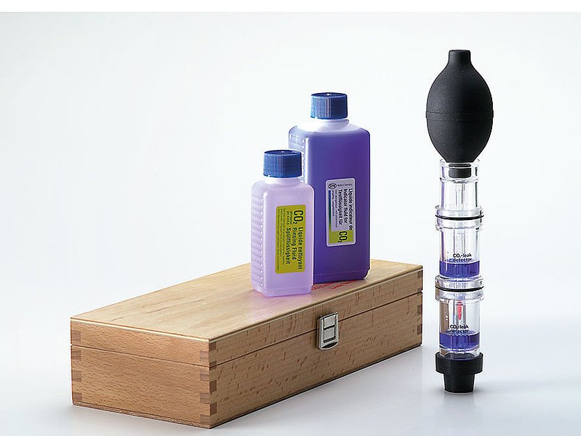 Test device for detecting CO2 gases in the cooling system / CO2 leak tester set (030101-LR, LEITENBERGER)