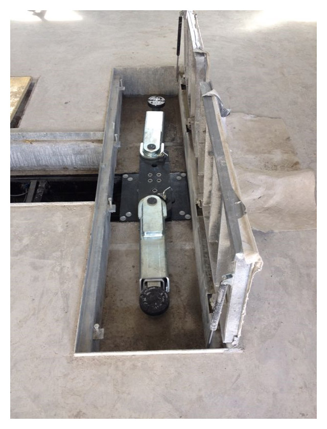 Į grindis įleistas dviejų cilindrų keltuvas P2-50 BK-50 su svirtinėmis atramomis, 5 t, eiga 2000 mm (P2-50.19-BK50, PITLIFT)